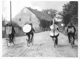 MUSICIENS En Tournée à La Campagne D'après Photo Anonyme ( Instruments Musique Cyle Vélo Bicyclette *PRIX FIXE - Sin Clasificación