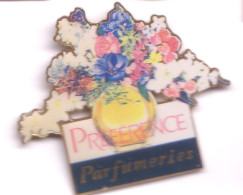 SY245 Pin's PARFUM Parfumeries Préférence Fleur Perfume Achat Immédiat - Parfum