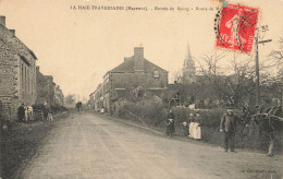 La Haie Traversaine * Route De Mayenne , Entrée Du Bourg * Villageois - Autres & Non Classés