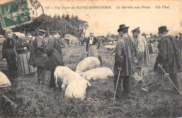 CPA 50 UNE FOIRE EN BASSE NORMANDIE LE MARCHE AUX PORCS - Autres & Non Classés