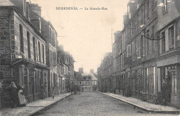 CPA 50 SOURDEVAL LA GRANDE RUE / Cliché Rare - Andere & Zonder Classificatie