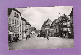 67 HAGUENAU La Place D'Arme Commerces Horlogerie Bijouterie Pharmacie Boulangerie Automobile Citroën Rosalie - Haguenau