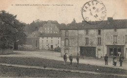 Mouilleron En Pareds * La Place Et Le Château * Villageois - Mouilleron En Pareds