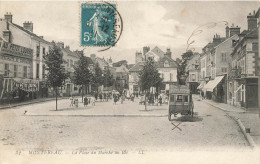 Montereau * La Place Du Marché Au Blé * Attelage * Commerce Au Petit Louvre - Montereau