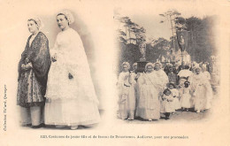 Audierne         29          Costumes De Jeune Filles D'Audierne Et De Douarnenez  Une Procession   (voir Scan) - Audierne