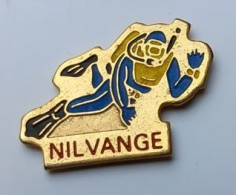 SY200 Pin's Plongée Sous-marine Plongeur Bleu Nilvange écriture Rouge Moselle Achat Immédiat - Diving