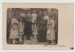 CARTE PHOTO CLICHE Y. THOMAS BROUVELIEURES - CHORALE ? COMEDIENNES DE THEATRE ? REMISE DE PRIX ? - 2 SCANS - - Brouvelieures