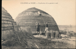 Colonie Du Niger --   Confection D'un Grenier A Mil - Niger