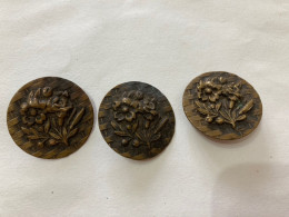 VECCHI BOTTONI FIORI IN RILIEVO FLOWERS DIVISA GIACCA CAPPOTTO OTTONE BRONZO.? - Buttons