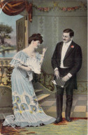 FANTAISIE - Couple - Costume - Moustache - Robe - Eventail - Chapeau - Carte Postale Ancienne - Autres & Non Classés