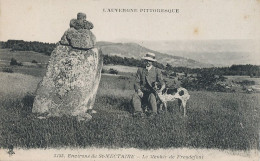 Menhir De Freydefond St Nectaire Homme Avec Chien  Setter Pointer  Chien Chasse - Dolmen & Menhirs