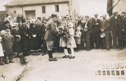 Carte Photo Remise De Gerbe Petites Filles Militaire  Guerre 1914 - Demonstrations