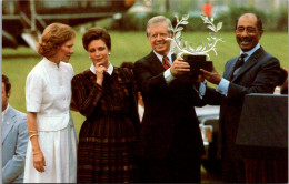 President Jimmy Carter Presenting A Laurel Wreath Symbolizing Peace To Anwar Sadat 9 August 1981 - Presidentes