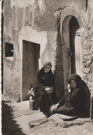 C.P. - PHOTO - COGOLIN - VIEILLE RUE DE PROVENCE - 126-29 - S.E.P.T. - DEUX VIEILLES FEMMES TOUT DE NOIR VETUES DEVANT - Cogolin