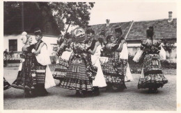 FOLKLORE - HONGRIE - Couple Danse En Tenue Folklorique - Carte Postale Ancienne - Dans