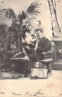 COUPLES - Homme Assis Sur Un Banc - Moustache - Canne - Livre - Femme - Chapeau - Carte Postale Ancienne - Paare