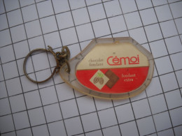 3170 Porte Clefs Clé Chocolat  Au Lait CEMOI   Cémoi Noisettes Entières - Porte-clefs