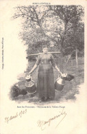 FOLKLORE - Pont L'évèque - Sous Les Pommiers - Paysanne De La Vallée D'auge - Carte Postale Ancienne - Costumi