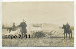 Carte Photo Originale Militaria - Guerre 14-18 - Avion Accidenté Gardé Par Des Cavaliers Militaires (Dragons) - Incidenti