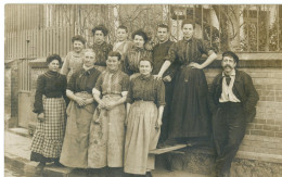 Carte Photo Groupe De Femmes Avec 1 Homme.. - Personnes Anonymes