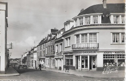 LA LOUPE ( 28 ) -  Rue De La Gare Et Place De L'Hôtel De Ville( C.P.S.M. , Pt - Ft  ) - La Loupe