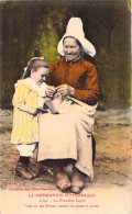 FOLKLORE - La Normandie Pittoresque - La Première Leçon - Tricot - Carte Postale Ancienne - Costumes