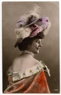 EDWARDIAN FASHION : PRETTY GIRL WITH ELABORATE HAT AND CAPE (HAND COLOURED) - Mode