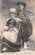 FOLKLORE - La Bretagne - Après La Distribution Des Prix - Carte Postale Ancienne - Costumes