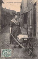 FOLKLORE - L'AUVERGNE PITTORESQUE - Jeune Paysanne Allant Au Lavoir - Carte Postale Ancienne - Costumes