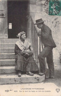 FOLKLORE - L'AUVERGNE PITTORESQUE - Sur Le Seuil Du Logis Un Brin De Causette - Carte Postale Ancienne - Kostums