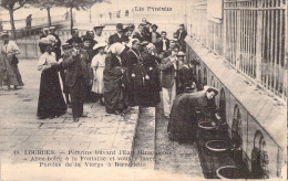 FRANCE - 65 - LOURDES - Pélerins Buvant L'eau Miraculeuse - Carte Postale Ancienne - Lourdes