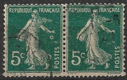 France 1907 Semeuse 5c N°137 Paire Avec Un Anneau Lune Sous La Main Timbre à Gauche (variété) - Oblitérés