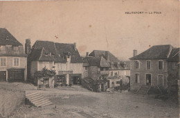 HAUTEFORT  EN DORDOGNE  LA PLACE - Hautefort