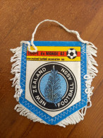 Fanion Football Coupe Du Monde 1982 New Zealand Nouvelle Zélande Association Inc. World Cup - Bekleidung, Souvenirs Und Sonstige