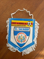 Fanion Football Coupe Du Monde 1982 Federacion Salvadorena De Futbol World Cup El Salvador - Abbigliamento, Souvenirs & Varie