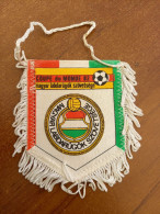 Fanion Football Coupe Du Monde 1982 Magyar Labdarugok Szovetsège World Cup Hongrie - Uniformes Recordatorios & Misc