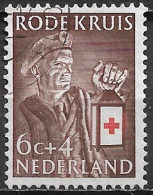 Plaatfout Lekkage Van De Kleur Rood Bij De Stormlamp In 1953 Rode Kruis Zegels 6 + 4 Ct NVPH 608 Var. A - Plaatfouten En Curiosa