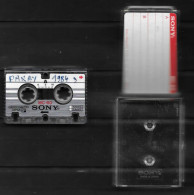 Mini Cassette SONY MC - 60 Enregistrée Dans Son Boitier Plastique - Autres Formats