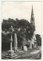 29 - Plozévet - L'Eglise Et Les Monuments Aux Morts - Plozevet