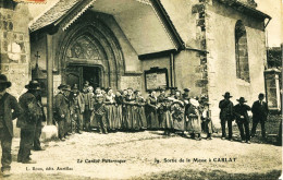 14515 - Cantal  : CARLAT   LA SORTIE DE LA MESSE   édit: L.ROUX  Aurillac  Circulée En 1907 - Carlat