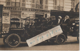 NICE - Un Véhicule De Tourisme Devant L' Agence LUBIN Située 14  Avenue Masséna ( Carte Photo ) 2/2 - Stadsverkeer - Auto, Bus En Tram