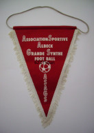 59 . GRANDE SYNTHE . FANION . ASSOCIATION SPORTIVE ALBECK GRANDE SYNTHE FOOTBALL - Habillement, Souvenirs & Autres