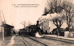 86 - LES TROIS MOUTIERS / LA GARE - L'ARRIVEE DU TRAIN DE LOUDUN - Les Trois Moutiers