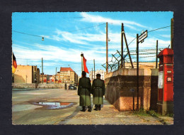 Militaria - Allemagne - BERLIN- Checkpoint Charlie Passierstelle Friedrichstrasse An Der Sektorengrenze (2 Militaires ) - Kreuzberg