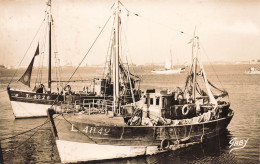 Port Louis * Les Bateaux De Pêche Au Port * Pêcheurs - Port Louis