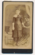 Photographie Ancienne CDV Portrait D'un Jeune Fille Fillette En Studio Plein Pied Photographe Delaporte à Vincennes - Personas Anónimos