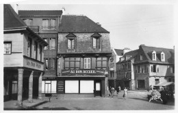 Pontivy * La Place Du Martray * Les Trois Piliers * Commerce Nouveauté AU BON ACCUEIL - Pontivy