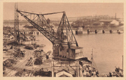 Lorient * Les Cales De Lancement Et Le Pont Gueydon Dans L'arsenal * Grue * Le Port - Lorient