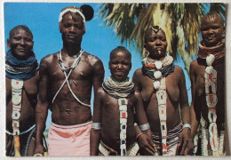 SUK DISPLAYING THEIR BEADED IEWELLERY - Afrika