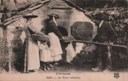 Folklore - L'auvergne - Le Four Commun - Carte Postale Ancienne - - Bekende Personen